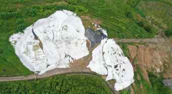 250余吨污泥倒在茶山上，皮革厂老板被抓了